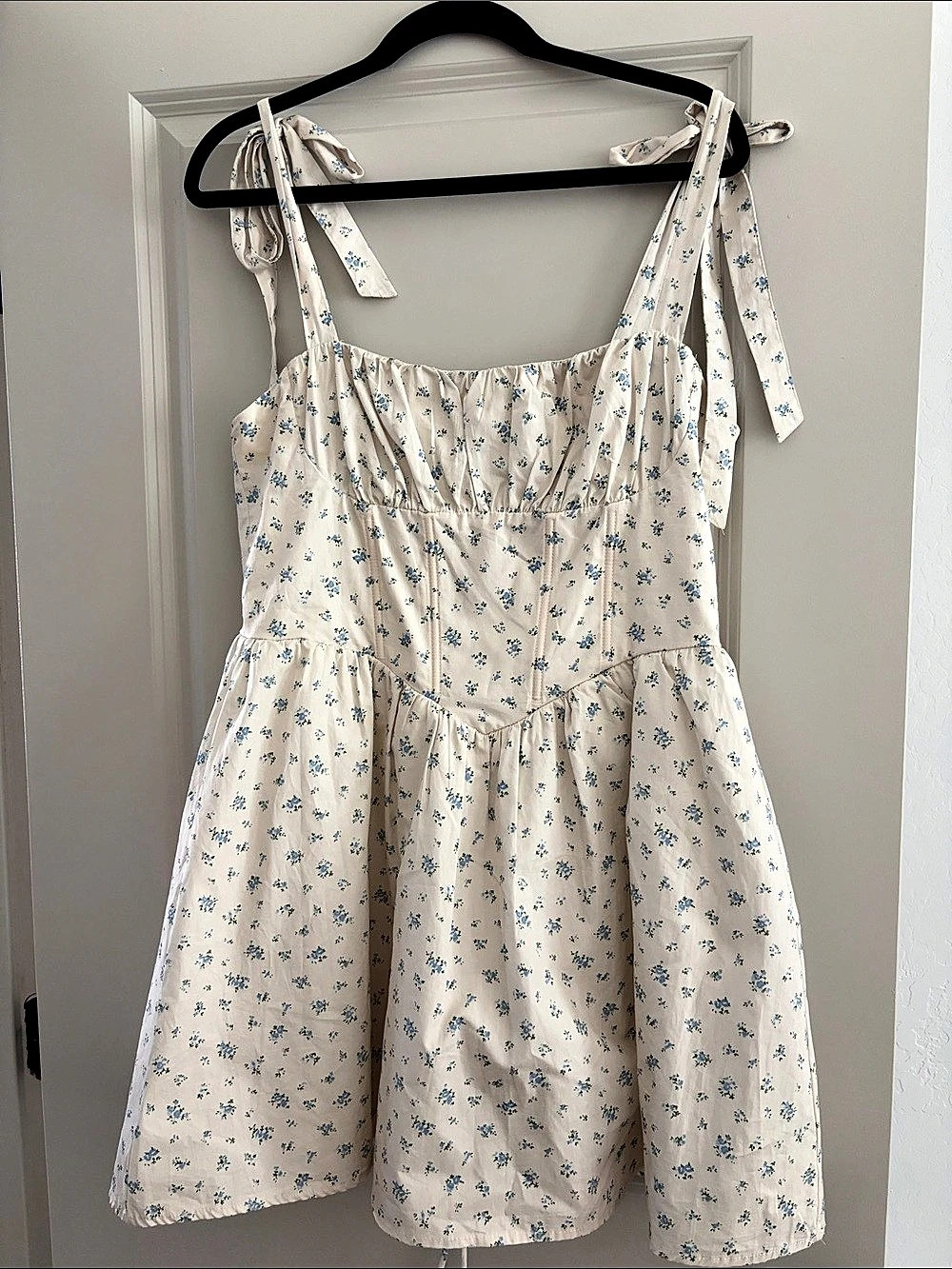 Lush Floral Mini Dress in White & Blue Size Small Like New
